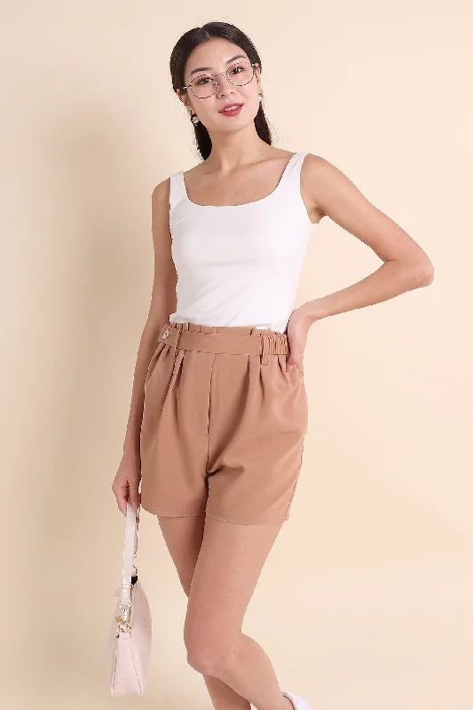 MADEBYNM SARA PLEATED SASH SHORTS IN CARAMEL